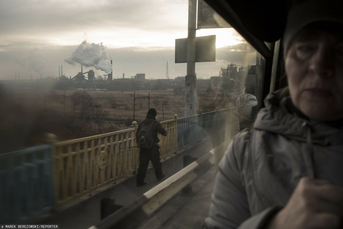 Mariupol, Ukraina. Wschód słońca nad kombinatem metalurgicznym Azowstal 