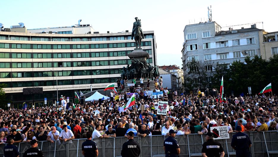 Supporters of Bulgarian Prime Minister Kiri Petkov gather after the no confidence vote against government in front of Bulgarian parliament in Sofia, Bulgaria, 22 June 2022. The coalition government of Bulgaria, led by the pro-European Kiril Petkov, lost a censure motion in the Sofia Parliament on 22 June, presented by the conservative populist opposition, for which the Balkan country faces possible new elections, the fourth in less than 18 months. A total of 116 deputies supported Petkov's minority executive, prime minister for just six months, while 123 voted against the government and one did not go to the vote. EPA/VASSIL DONEV Dostawca: PAP/EPA.