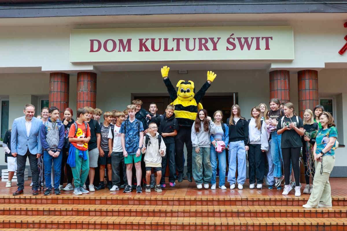 Dzieci z Góry Kalwarii z pszczółką pod Domem Kultury Świt
