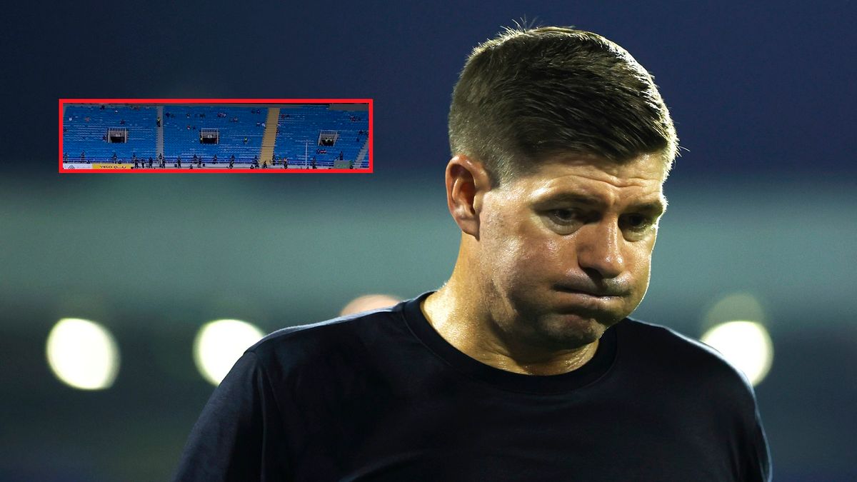 Getty Images / Francois Nel / Na zdjęciu: Steven Gerrard, w ramce puste trybuny na meczu Al Riyadh - Al-Ettifaq