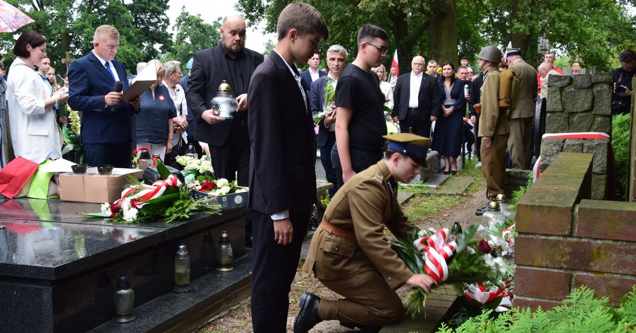 Skierniewice: Mieszkańcy złożyli kwiaty na grobie powstańców Warszawy