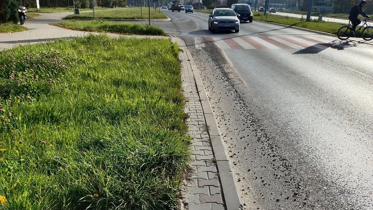 Żwir i piasek zalegające na jezdni ul. Jana Pawła II