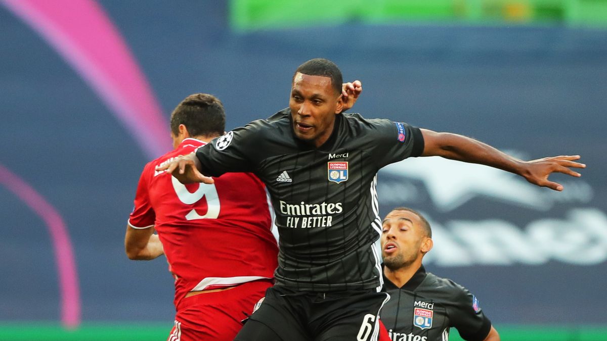 PAP/EPA / Miguel A. Lopes / POOL / Na zdjęciu: Marcelo w walce z Robertem Lewandowskim