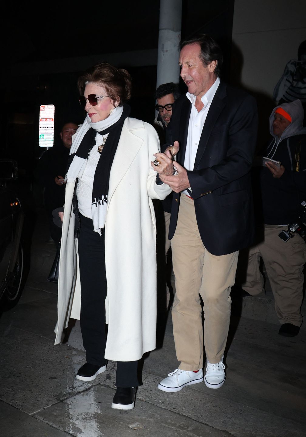 91-letnia Joan Collins na randce z mężem