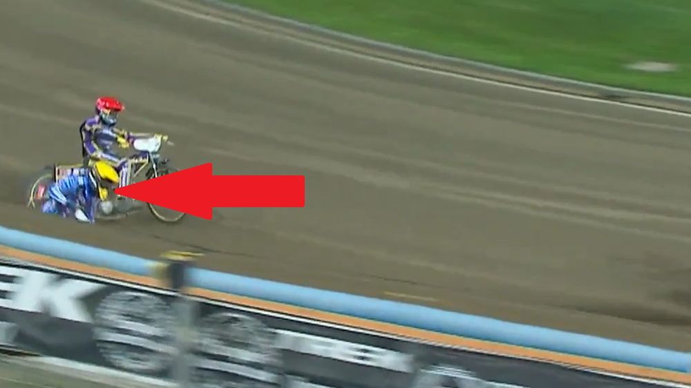 Twitter / Canal+ Speedway / Bartosz Zmarzlik prawie upadł na tor