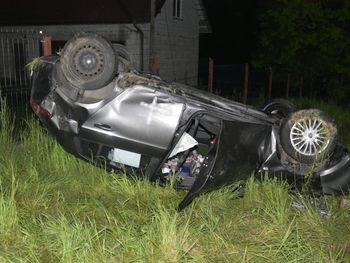 Wypadek w Bączalu Dolnym. Fiat wjechał do rowu i kilkukrotnie dachował. 34-letni kierowca wydmuchał blisko 3,5 promila