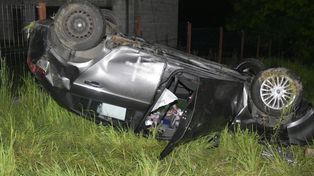 Wypadek w Bączalu Dolnym. Fiat wjechał do rowu i kilkukrotnie dachował. 34-letni kierowca wydmuchał blisko 3,5 promila