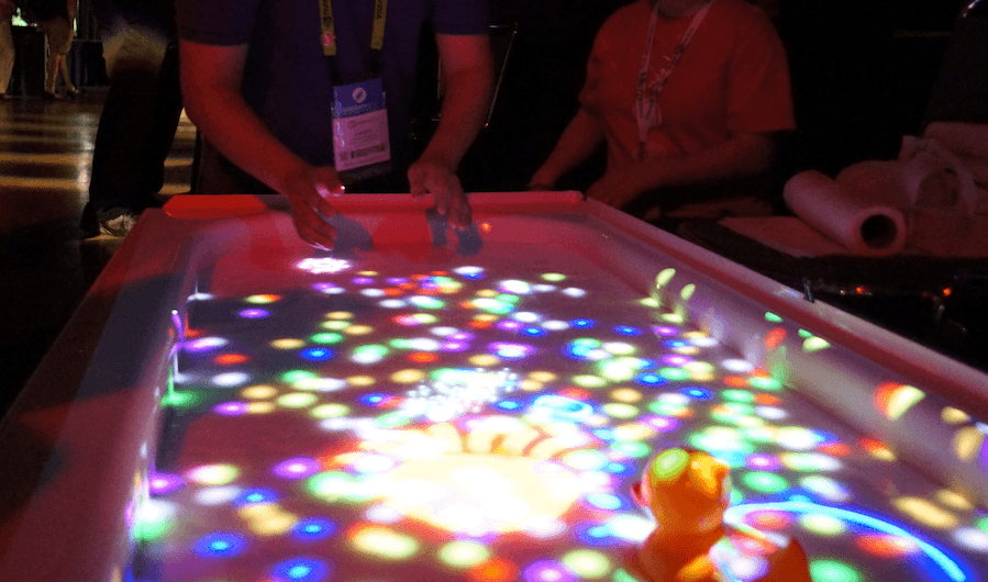 Nowy wymiar zabawy w wannie: ekran dotykowy na wodzie