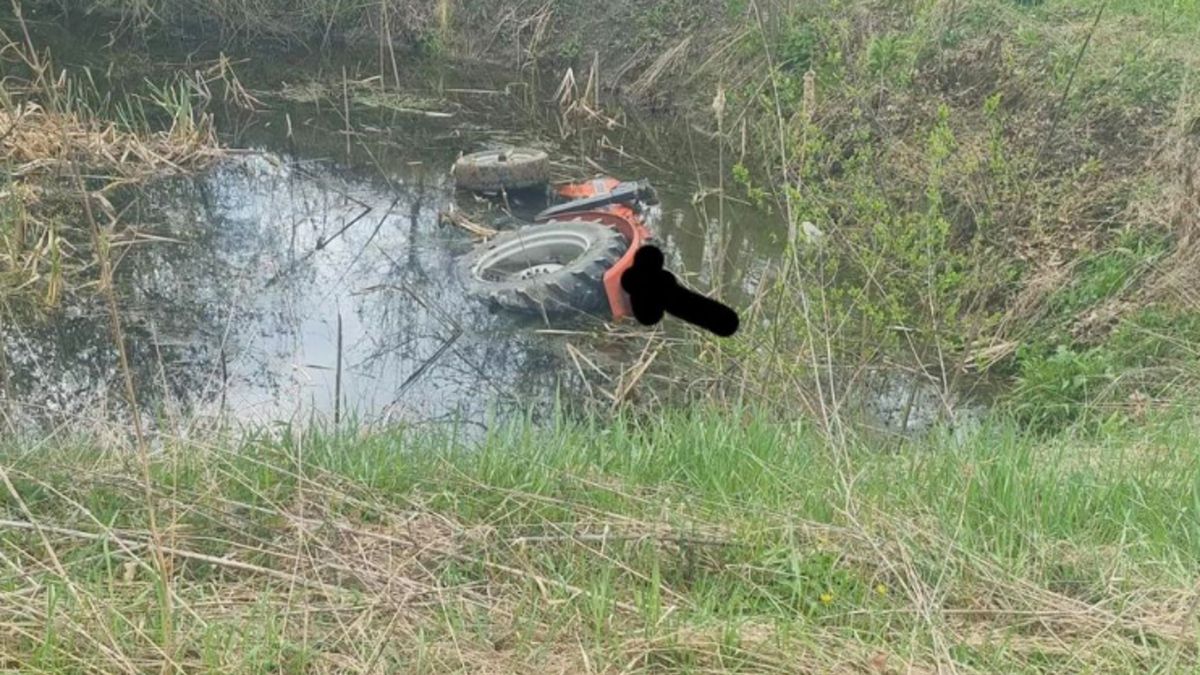 Ciągnik wpadł do zbiornika wodnego