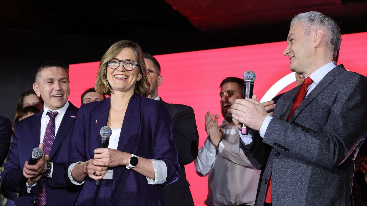 Warszawa, 07.04.2024. Wybory samorządowe 2024. Kandydatka Lewicy i ruchu Miasto Jest Nasze na prezydenta stolicy, wicemarszałek Senatu Magdalena Biejat (2L) i lider partii Wiosna Robert Biedroń (P) w sztabie wyborczym Lewicy, 7 bm. w Warszawie. Zakończyły się wybory samorządowe. (ad) PAP/Rafał Guz