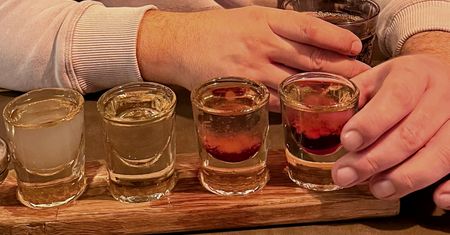 Pijesz alkohol tylko w weekendy? Tak wpływa na funkcjonowanie w tygodniu