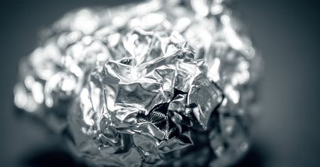 Kulka z folii aluminiowej na uciążliwe problemy w łazience. Prosty trik, który ułatwi ci życie
