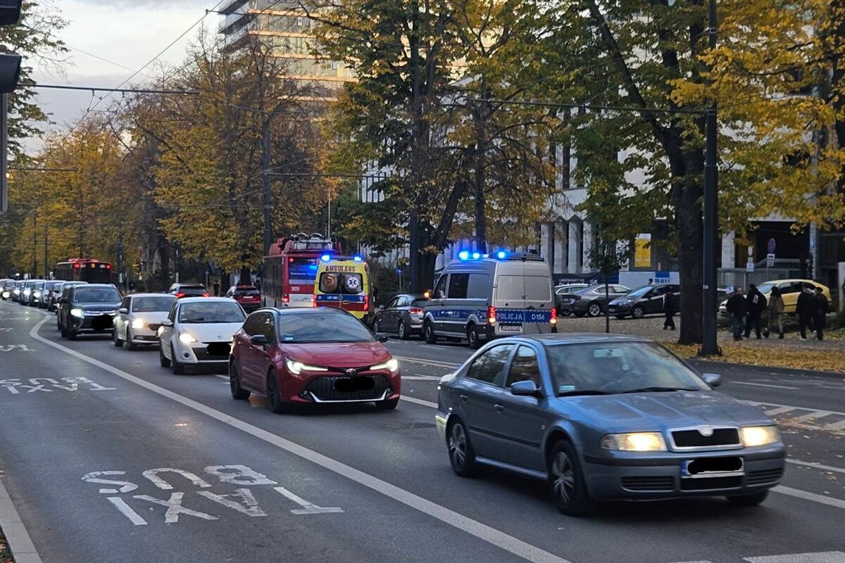 Zderzenie trolejbusu z toyotą na Al. Racławickich