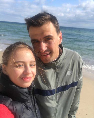 Oliwia Bieniuk z tatą nad morzem
