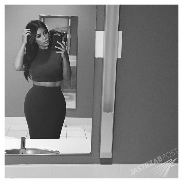 Selfie Kim Kardashian w toalecie