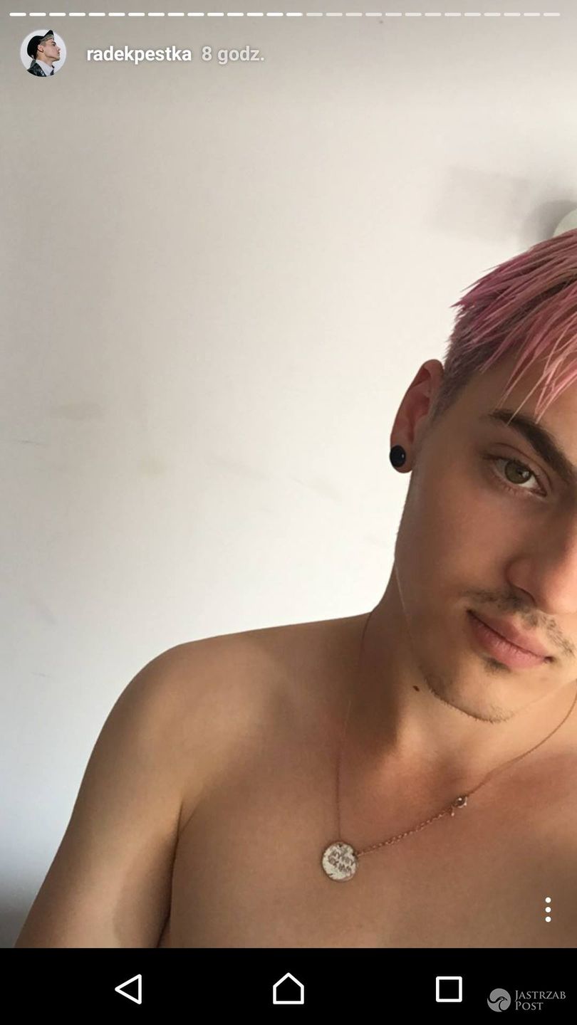 Radek Pestka ma różowe włosy