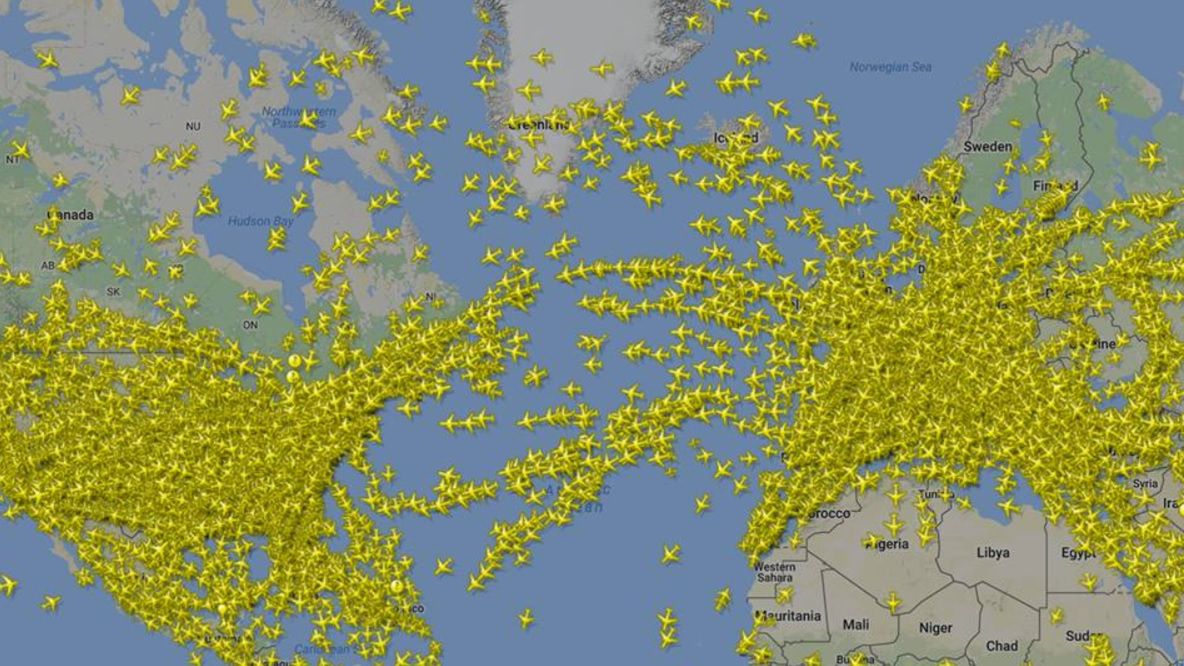 Rok różnicy. Grafika robi potężne wrażenie. Samolotów na niebie jest znacznie mniej 1