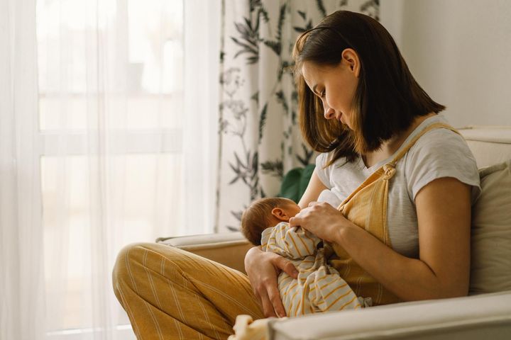 Jak prawidłowo karmić noworodka? Sprawdzone techniki karmienia piersią