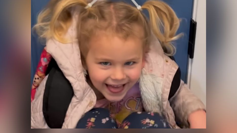 Ojciec zrobił fryzurę córkom z użyciem nietypowego gadżetu