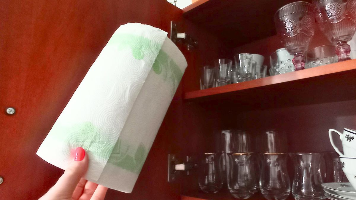 Dzięki tej metodzie stojak na ręcznik papierowy wyrzucisz do kosza 