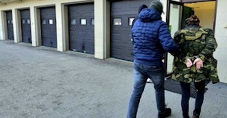 Sześć listów gończych za kobietą z Piaseczna. Zdziwiła się na widok policjantów