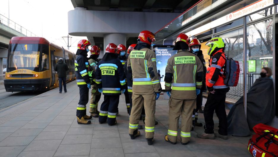 Warszawa, 26.03.2021. Strażacy na miejscu zderzenia dwóch tramwajów na Rondzie Starzyńskiego w Warszawie, 26 bm. Obie maszyny jechały w stronę Dworca Gdańskiego. Co najmniej trzy osoby zostały ranne, wśród osób poszkodowanych są dzieci. (jm) PAP/Paweł Supernak