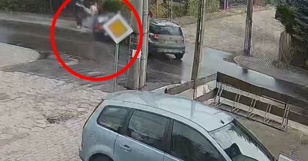 Małe dziecko w wózku. Nagle na chodnik wjeżdża samochód