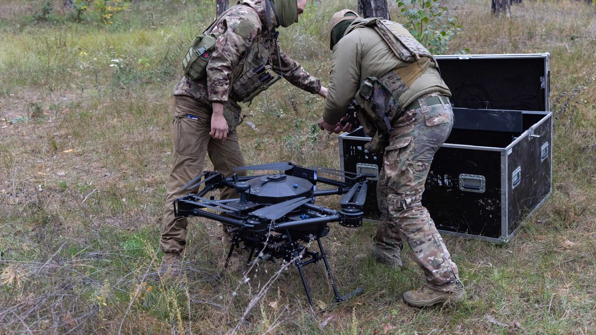 Zdjęcie ilustracyjUkraińcy żołnierze rozstawiają drona "Vampire"