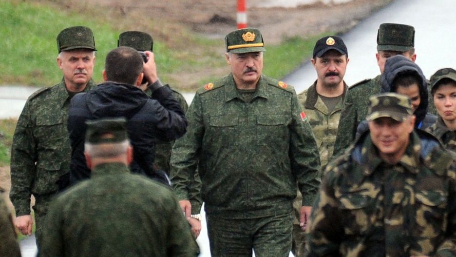 Manewry Zapad 2017Belarus' President Alexander Lukashenko (C) arrives to inspect the joint Russian-Belarusian military exercises Zapad-2017 (West-2017) at a training ground near the town of Borisov on September 20, 2017. / AFP PHOTO / Sergei GAPONSERGEI GAPON