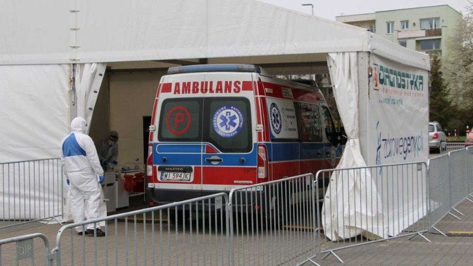 Koronawirus w Warszawie. Mobilny punkt pobrań cieszy się ogromną popularnością