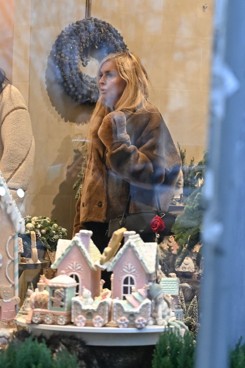 Monika Olejnik w futrze zmaga się z mroźnym wiatrem