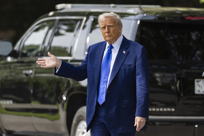 US President Donald Trump departs the White House for the Middle East
epa12094364 US President Donald Trump departs the White House for the Middle East in Washington, DC, USA, 12 May 2025. In the first extended international trip of his second term in office, Trump is scheduled to visit Saudi Arabia, Qatar, and the United Arab Emirates.  EPA/JIM LO SCALZO 
Dostawca: PAP/EPA.
JIM LO SCALZO
White House, Middle East, international trip, Trump