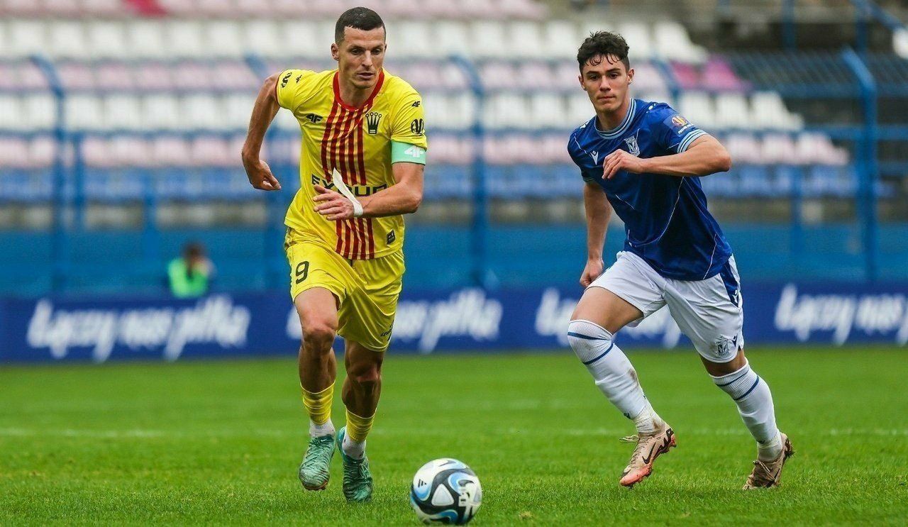 Jewgienij Szykawka (z lewej) odszedł z Korony Kielce po zakończeniu sezonu 2024/2025