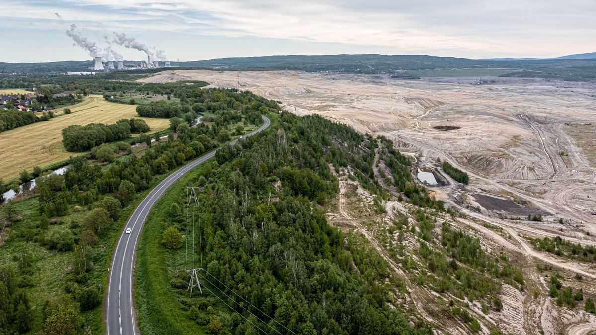 Bogatynia, 24.05.2021. Tereny Kopalni Węgla Brunatnego Turów w Bogatyni, 24 bm. Trybunał Sprawiedliwości Unii Europejskiej przychylił się do wniosku Czech i 21 bm. nakazał Polsce natychmiastowe wstrzymanie wydobycia w kopalni Turów do czasu merytorycznego rozstrzygnięcia. (kf) PAP/Maciej Kulczyń