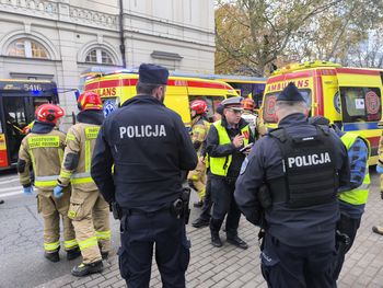 Zderzenie tramwajów i autobusu. Wypadek w Warszawie