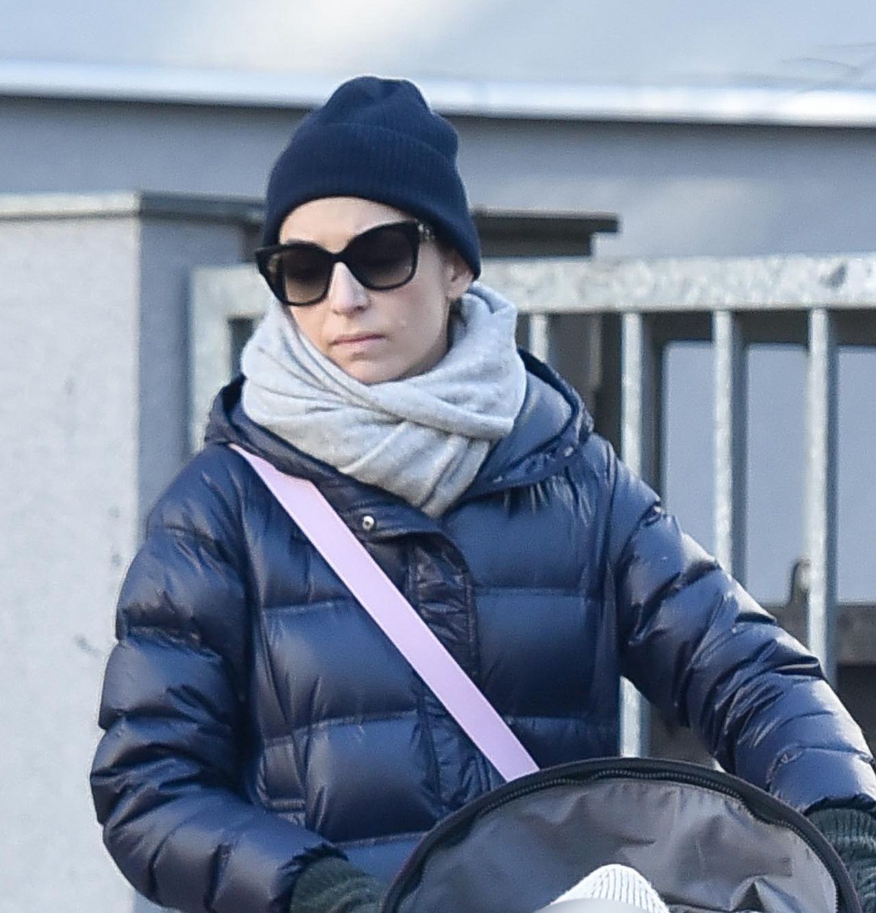 Agnieszka Więdłocha i Antoni Pawlicki spacerują z córeczką 