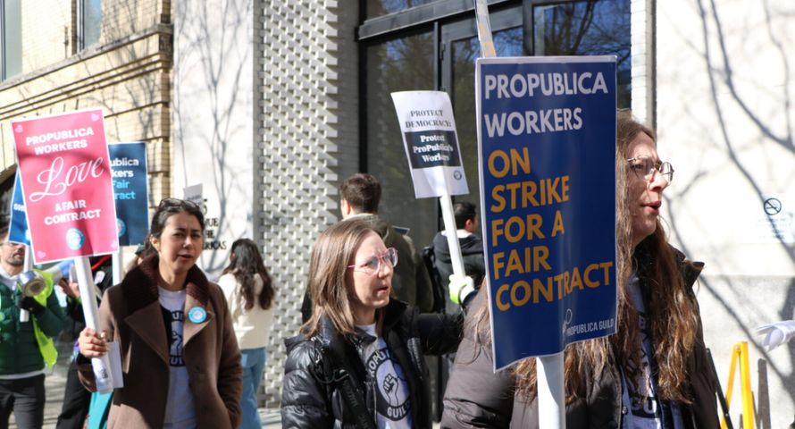 Protest dziennikarzy w USA. Pierwszy strajk przeciw zwolnieniom z powodu AI