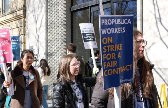 Protest dziennikarzy w USA. Pierwszy strajk przeciw zwolnieniom z powodu AI