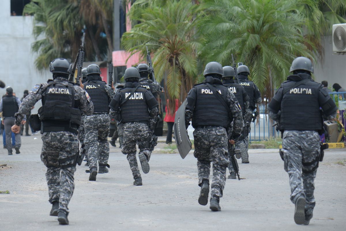 Policjanci na ulicach Ekwadoru
