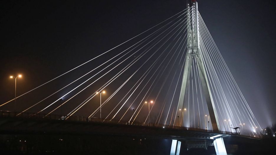 Warszawa. Barka płynęła Wisłą od mostu Świętokrzyskiego w kierunku Śląsko-Dąbrowskiego