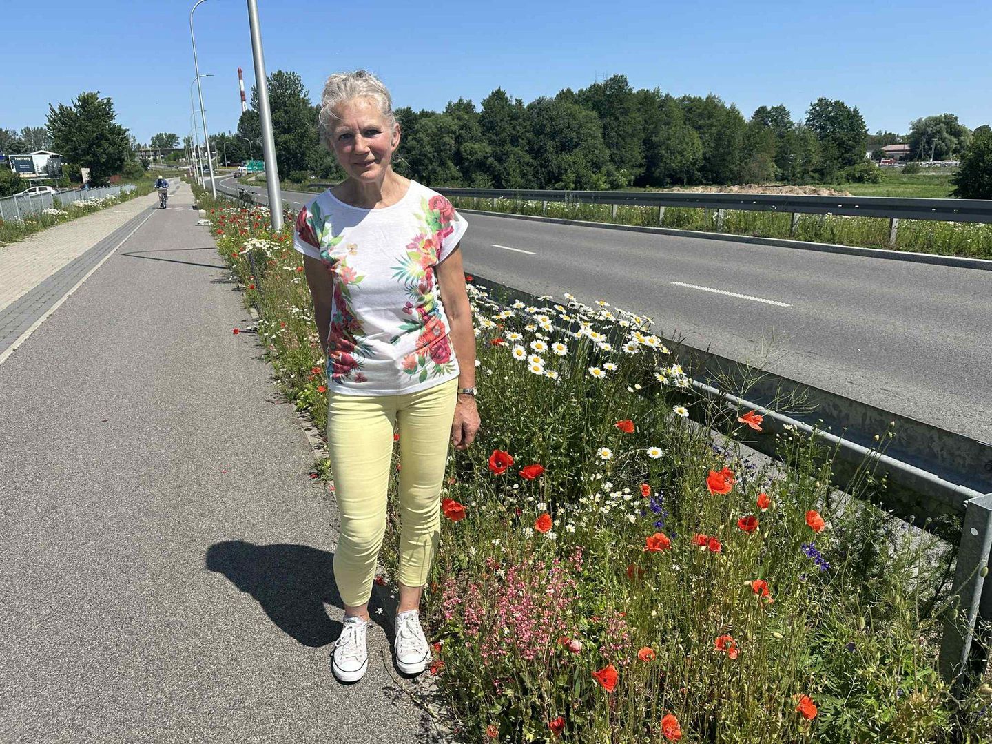 Alicja Klucznik już drugi sezon dba o łąkę kwietną przy Trasie Wschodniej w Suwałkach
