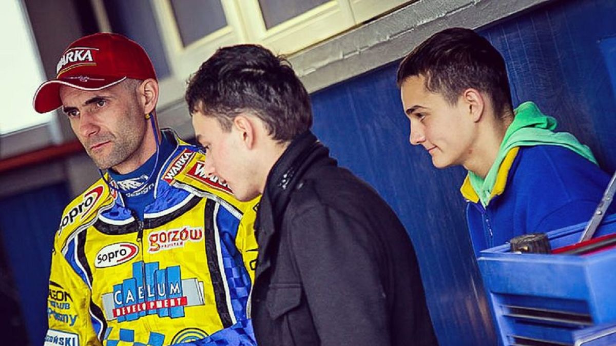 Bartosz Zmarzlik wpatrzony w Tomasza Golloba