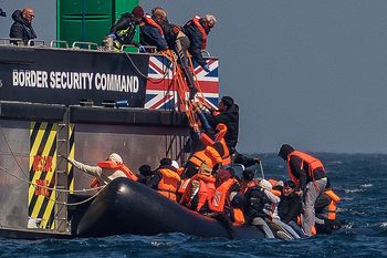 Jeden migrant na minutę. Wieści z Wysp. Opozycja bije na alarm
