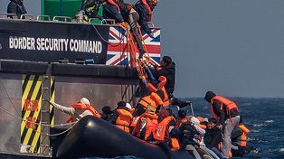 Jeden migrant na minutę. Wieści z Wysp. Opozycja bije na alarm