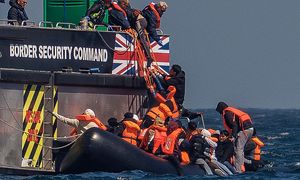 Jeden migrant na minutę. Wieści z Wysp. Opozycja bije na alarm