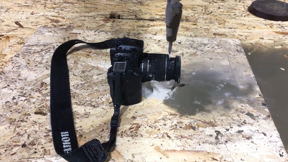 Czy można wodą przeciąć aparat na pół? Zobaczcie sami 1