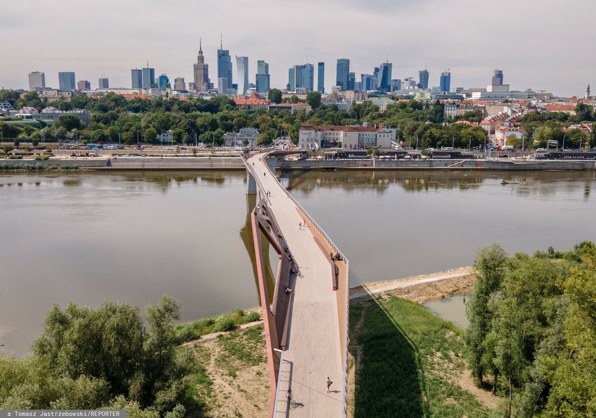 narkotyki, diler, kładka Diler reklamuje się na kładce. Władze chcą to zmienić