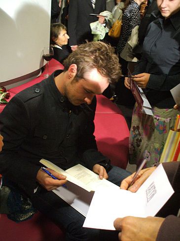 Żona się bawi, Małaszyński cierpi sam w domu