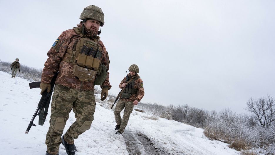 ?o?nierze ukrai?scy pod Swit?odarskiemSVITLODARSK, UKRAINE - FEBRUARY 4: Ukrainian soldiers patrol outside of Svitlodarsk, Ukraine on February 4th, 2022 Wolfgang Schwan / Anadolu Agency/ABACAPRESS.COMAA/ABACA
