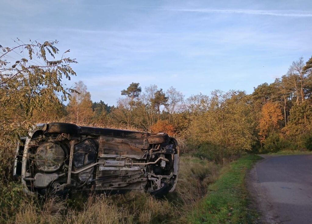 Nowe Grądy: Dachował, zostawił pojazd i uciekł. Policja szybko go znalazła